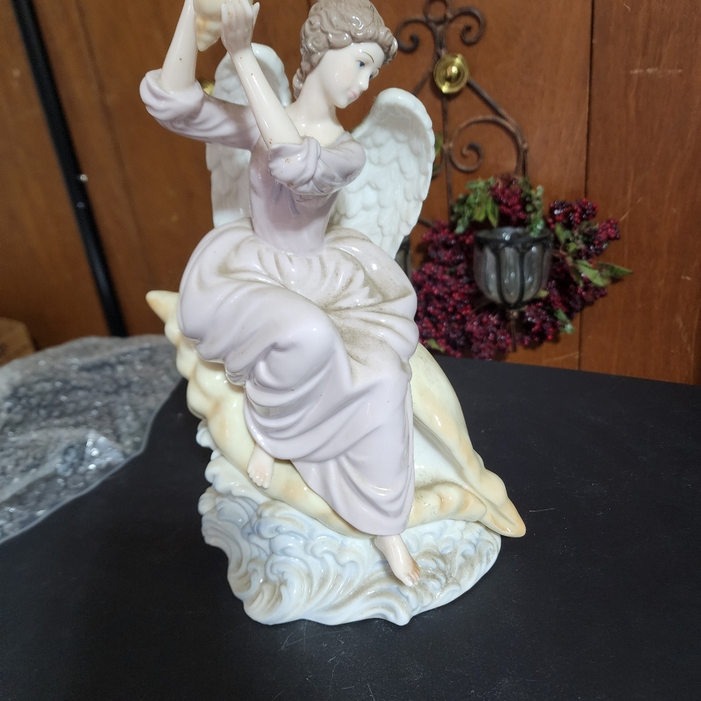 O'WELL EUC 12" PORCELAIN ANGEL SEASHELL 2002 COLLECTORS EDITION